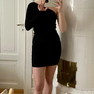 Svart festklänning Ribbad - En snygg asymmetrisk klänning från NA-KD i fint skick. Inga synliga skavanker💞 Jag är 170 cm lång och bär storlek xs. Jag brukar även bära kläder i storlek S🌸 Jag tycker klänningen sitter superfint och den andas bra💕