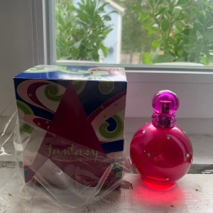 Britney Spears Fantasy Parfym - Aldrig använd bara öppnad i kartong för bild 