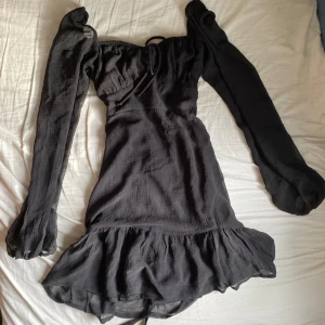 Klänning - Fin klänning från Gina Tricot, använd två gånger, säljer då den inte används. Snörning och dragkedja bak. Köpt för ca 400kr, hör av dig vid frågor eller intresse, eller för bild på, pris kan diskuteras💗