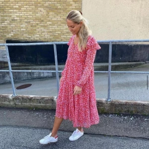 Helt ny sommar klänning - Säljer denna helt nya klänning, perfekt till sommaren. Aldrig använd och lapparna finns kvar på den🩷