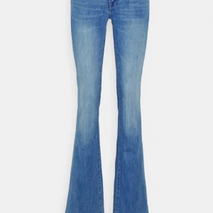 Jeans - Ett par jätte fina lågmidjade jeans från G-star andvända en gång säljer pågrund av att dom är för små på mig❤️ köpta för 931kr