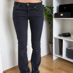 Säljer svarta zarajeans i strlk 34. Köpta i förra sommarn, de är bootcut och lågmidjade! Är 165 och de är lite lång på mig💕💕köpta för 400 och använda 2 ggr