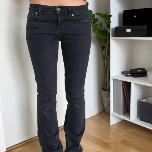 Zara jeans - Säljer svarta zarajeans i strlk 34. Köpta i förra sommarn, de är bootcut och lågmidjade! Är 165 och de är lite lång på mig💕💕köpta för 400 och använda 2 ggr
