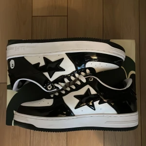 Bape - Obs de kommer ifrån Dhgate. Säljer dessa sjukt snygga bapestas som är perfekt till sommar de är knappt använda priset kan diskuteras. tar även byten  