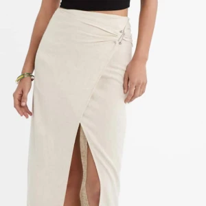 Kjol Stradivarius - Säljer nu denna fina linnekjol från Stradivarius. Jättefin och skön kjol men aldrig använd därav säljer. Är dragkedja på sidan av kjolen.