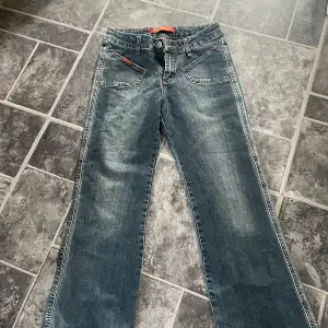 Lågmidjade raka jeans i storlek 27 , köpa second hand 