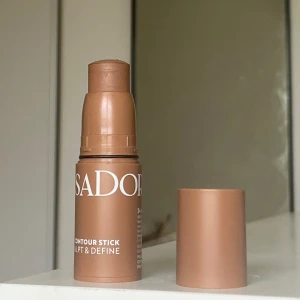 Isadora contour stick - Säljer ny contour från isadora i färgen 34 dark almond, har testat den en gång för att se färgen🤍Orginalpris: 149kr, säljer för 75kr