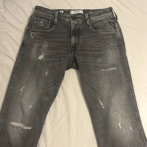 Replay Jeans Slim fit - Skicket är väldigt bra. Använda fåtal gånger Bara höra av dig om du har någon fråga