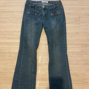 Utsvängda vintage jeans - Ett par jättefin lågmidjade jeans köpta second hand