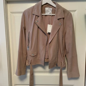 Samsøe samsøe mocka jacka - Samsøe samsøe jacka i rosa mocka  Nypris 3999kr Ny med lapp aldrig använd