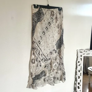 Långkjol - Så fin låmgkjol med volang. Aldrig använd. Står ingen storlek men skulle säga den sitter som en S-M