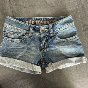 Lågmidjade shorts - Snygga esprit shorts som jag gärna behåller men är försmå så skickar ej bilder med dem på. De är o strlk 34 🫶