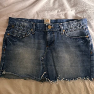 Lågmidjad jeanskjol - Lågmidjad jeans kjol från river island med slitningar🤗