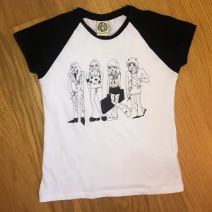 Måneskin merch  - Måneskin merch i storlek S, köpt 2021 men aldrig använd. Köptes för 479 kr men den säljs tyvärr inte längre❣️