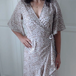 Sommarklänning - En fin, oanvänd Pernilla Wahlgren klänning, köpt på Gekås. Aldrig använd på grund av att den är för stor. Ordinarie pris: 279 kr