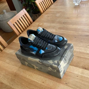 Valentino rockrunner  - Hej, säljer mina hyfsat nya valentino rockrunners. Säljes eftersom att jag blev intresserad av annat. Box, dustbag ingår
