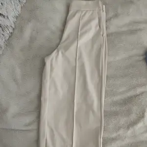 Säljer just nu dessa otroligt snygga beige/vita kostymbyxor från Only. De är gjorda i superfin kvalitet och är tåliga på utsidan men mjuka och svala på insidan. Stl 34, midwaist.🫶🏻 Perfekt till sommaren, säljer pga att jag använder liknande.✨