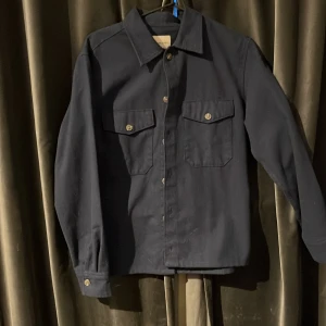 Overshirt  - Säljer min för liten overshirt. Skick 8-9/10. Passar dig mellan 160-165 
