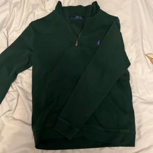 Polo Ralph lauren - Den är i väldigt bra skick den behöver en tvätt (den kommer bli tvättad innan köp) Tveka inte att höra av er  Sorry för lökig bild