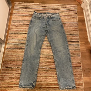 Arket jeans - Nu säljer jag mina arket jeans i storlek 29/32. De är i bra skick förutom att de har lite heelbite på hälarna. Skriv om du vill ha bild på det! Vid några som helst funderingar, hör av dig!😁