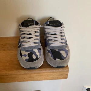 Phillipe model trpx - Säljer dessa snygga Philippe model trainers för dom är för små för mig nu. Använda i en månad. Nypris: 3500. Allt ingår förutom dustbag.