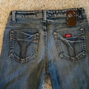 Jeans - Säljer dessa byxor från miss sixty som är köpta här på plick, säljer då de ej passar mig längre! Byxorna är klippta där nere!💗