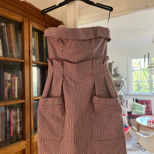 Philosophy di Lorenzo Serafini - Aldrig använd Storlek passar som S Hundtandsmönstrad Röd vit svart Korset detalj Ordinarie pris $720 (ungefär 7500kr) Går varken att hitta eller köpa längre