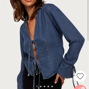 Jeans topp - Superfin Jeanstopp från nelly, använd men väldigt fint skick! Skicka för fler bilder/frågor☺️