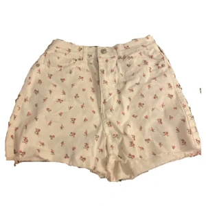 Shorts  - Shorts som aldrig kom till användning. Dem är jätte gulliga och har använts en gång , tvättas innan köp. Perfekt skick! Kontakta mig för tex bilder på eller andra frågor 💓💓