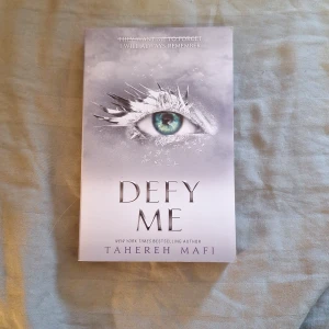 Defy me - Hej! Nu säljer jag denna booktok-bok. Boken är i nyskick utom en 'större' skada i hörnet, därav priset. Nypris cirka 148kr. Hör gärna va dig vid frågor och funderingar!🫶🏻