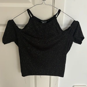 Glittrig svart topp🎀 - Glittrig svart topp från New look i storlek 152/158 (12-13-14) Köp gärna via köp-nu funktionen 🧚🏻‍♀️