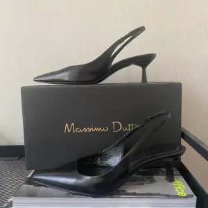 Säljer dessa svarta kitten heels från Massimo Dutti i storlek 37! Superfina och använda några gånger, så lite slitage (repor, slitage av klacken) finns. För mer bilder skriv privat! 