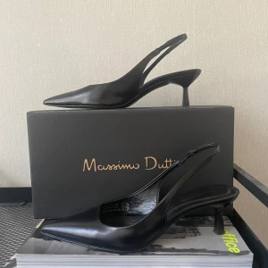 Kitten heels - Säljer dessa svarta kitten heels från Massimo Dutti i storlek 37! Superfina och använda några gånger, så lite slitage (repor, slitage av klacken) finns. För mer bilder skriv privat! 