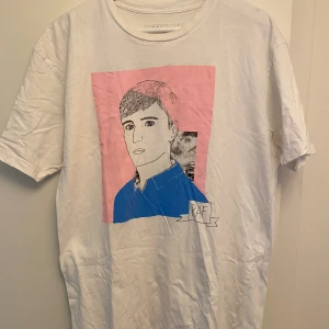 DEERDANA x Raf Simons Tee - Hej, säljer en T-shirt från DEERDANA X Raf Simons. Använd men i  bra skick och storlek Large. Priset är inte hugget i sten. Hör av dig vid frågor.