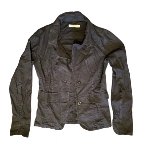 Svart jeansjacka - Så cool svart jeansjacka😍😍 Den är lite skrynklig men kan självklart stryka den innan den postas🫶🏻 Skriv privat vid intresse eller frågor🩷🩷 Köp-nu funktionen går även bra att använda!😊