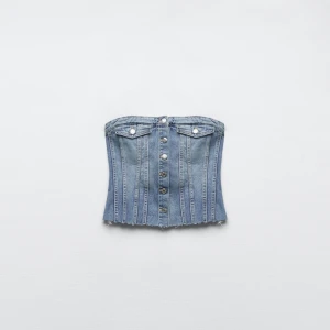 Topp zara - En jätte fin jeans topp från zara som är i väldigt bra skick. 