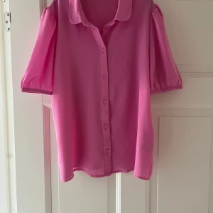 Blus  - Blus ifrån JDY. Knappt använd så i mycket bra skick. Hör av dig vid frågor🩷