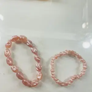 köp 2 stycken matchade ljusrosa armband med väldigt fina stenliknade pärlor!😍