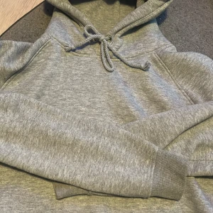 Croppad tjock hoodie från bik bok  - Grå hoodie bra skick 