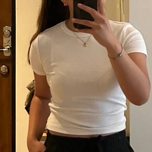 Vit tshirt - Vit ribbad T-shirt från zara. Aldrig använd (för mer än bilden)
