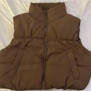 väst - brun kroppad väst i storlek S