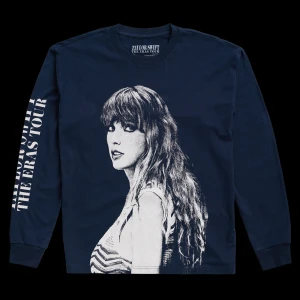 Taylor swift merch - Long sleeve i storlek medium. Taylor swift merch från konserten, säljer pga ingen användning. Priset kan prutas ner om snabb affär