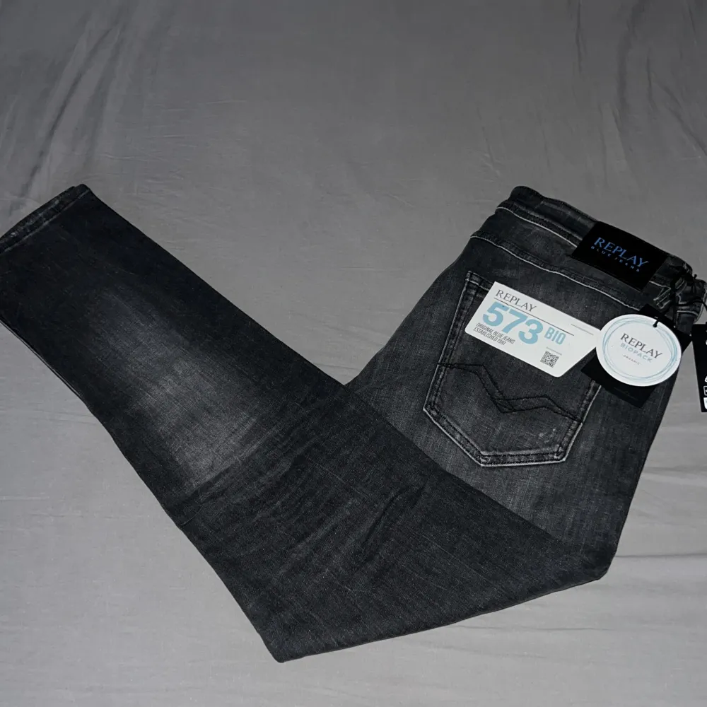 Ett par sprillans nya Replay willbi jeans i storlek 33/32. 10/10 skick. Kontakta gärna vid lilla minsta intresse!. Jeans & Byxor.