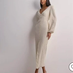 HELT NY, oanvänd klänning  - Helt ny klänning från Nelly. Köpte en för stor storlek och glömde bort att skicka tillbaka den. Såååå fin! Slutsåld. Inköpt för 799 kr i början på maj. Kan packa upp och skicka bild. Lite Adoore-stuk på denna, perfekt till midsommar 🤍🥂🍰🍓☀️