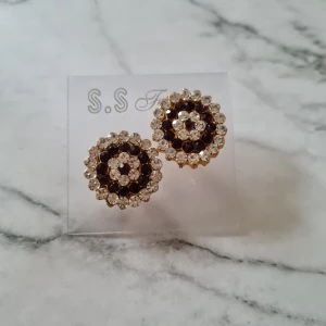 Nya glittriga örhängen - Nya jättefina örhängen med många gnistrande stenar i vitt och lila. Okänt märke och material. 2x2 cm.  🌸 Se gärna mina andra annonser också 🌸