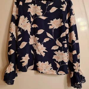 Blommig blus  - Blommig blus från märket pieces i bra skick, den är i storlek medium