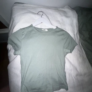 T-shirt - En grön t-shirt från ginatricot. Köpt i höstas tror jag och är inte använd så många gånger. 