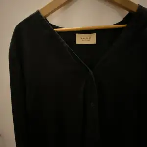 En svart skjorta från Design Only som är köpt för 2 år sedan. Älskade denna väldigt mycket och använde den väldigt ofta då den alltid var lätt att anpassa outfits med. Önska bara att jag fortsatte använda den, men har bytt stil:(