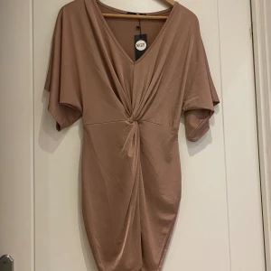 Klänning  - Jätte elegant klänning. Enkel och elegant och funkar speciellt för middagar. Sitter som en smäck på!!
