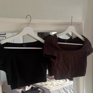 Topp - Säljer alla 4 magtröjorna/topparna. 2 svarta och 2 bruna. Jätte fina toppar. Magtröja. Alla är storlek xs. 